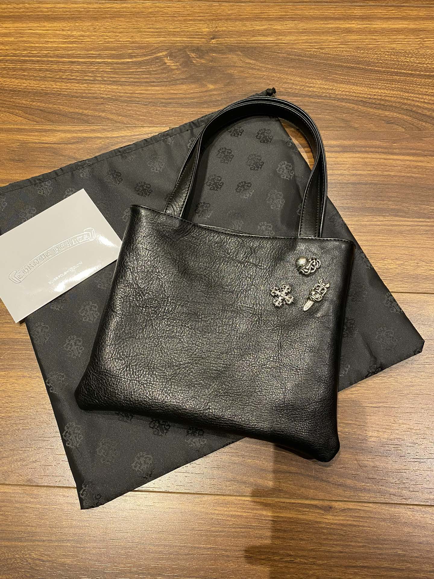 B03300 Chrome Hearts Tote BagOriginal leather, absolutely identical to the original, 925 silver hardware. The quality of the hardware is indistinguishable from the real thing. A completely genuine 1:1 replica. Capacity is perfect for everyday use, e