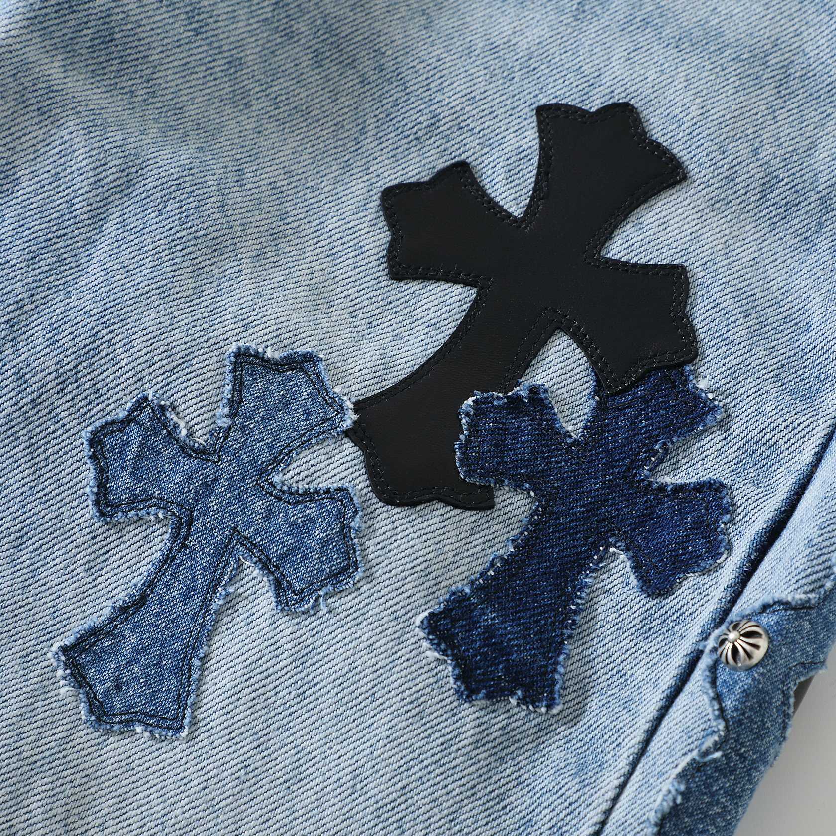 New King Denim Pants - Now Available! Those in the know understand.These pants are incredibly rare; there are only a handful available.The current market price is nearly 200,000 RMB, making them extremely difficult to obtain. The shop owner went