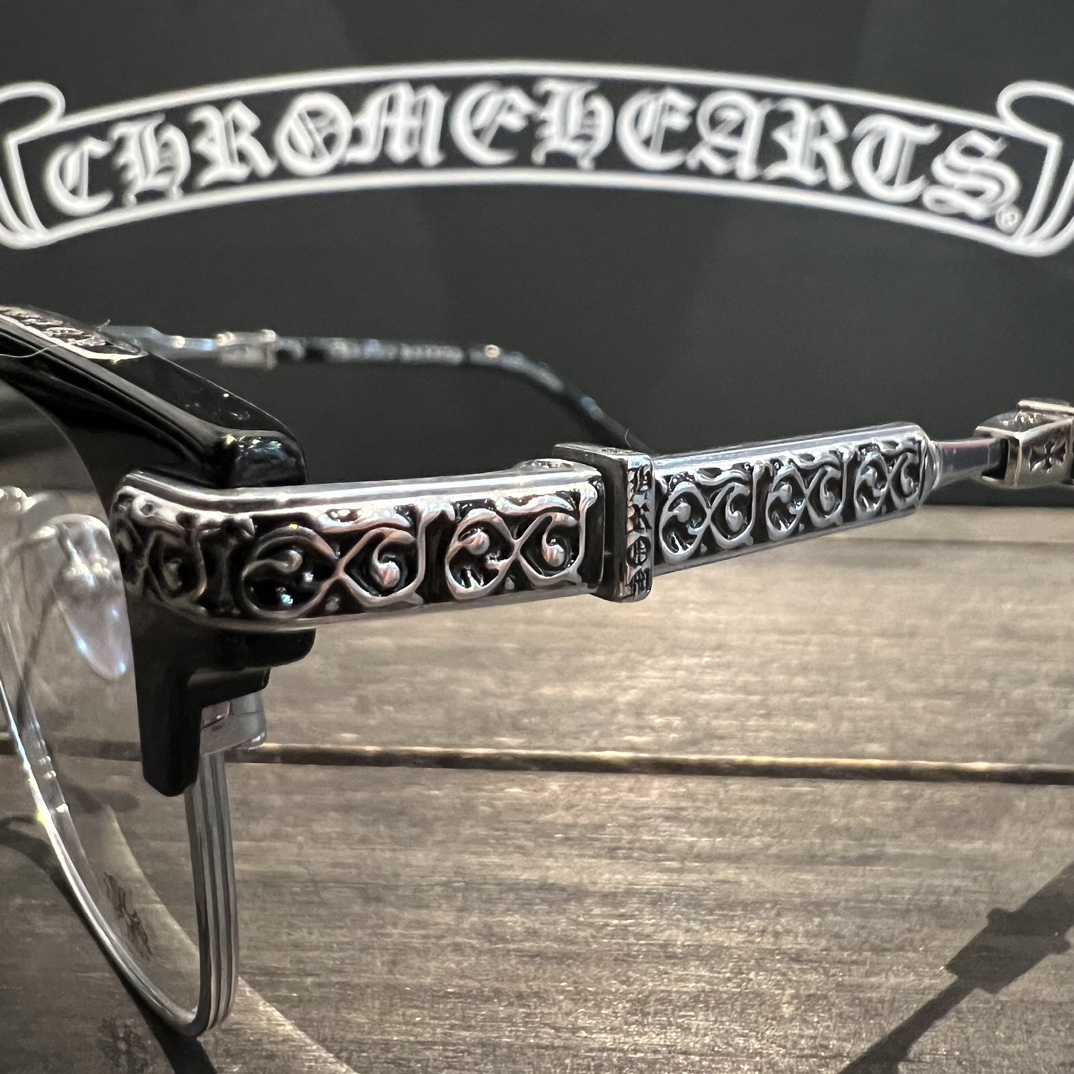 Chrome HeartsVine-patterned Glasses, Classic Black FrameTitanium alloy frame, as popular as Xue Zhiqian's glasses, unisex, classic vine element on the temples, impeccable detailsSizes: 54 (18-146)A universally flattering style, fashionable bla