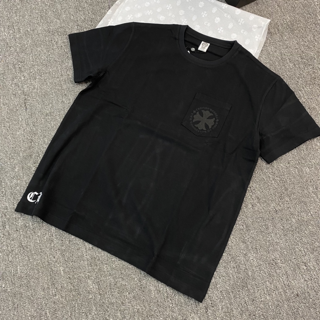 [Classic Reimagined] Chrome Hearts classic cross with Sanskrit design, featuring a front patch pocket with a classic cross and subtle circular cross print. The cotton ribbed collar is adorned with a letter pattern. Sizes: S, M, L