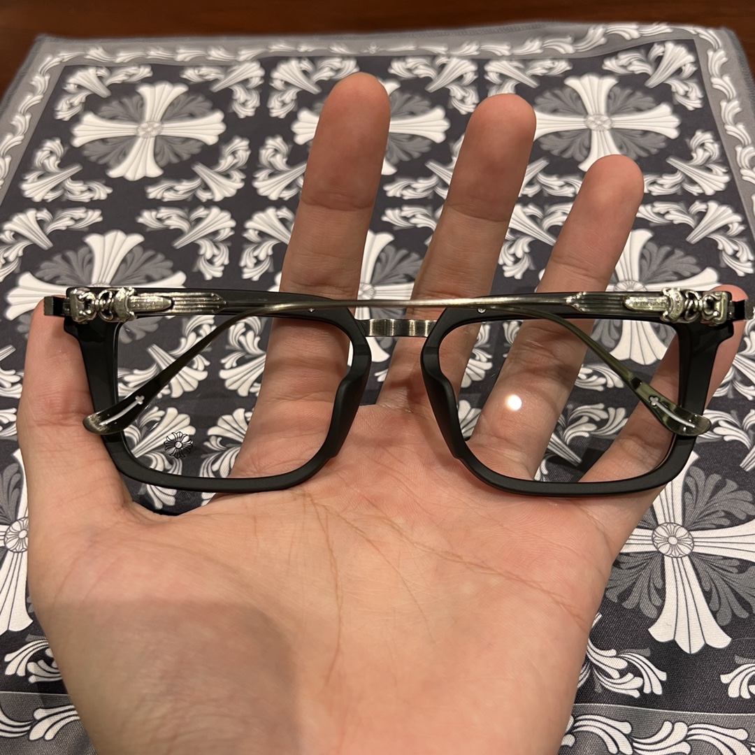 ✟𝐂𝐡𝐫𝐨𝐦𝐞𝐡𝐞𝐚𝐫𝐭✟Black and silver color scheme, black-rimmed sword and dagger-shaped glassesExtremely comfortable to wear 😌Accessories: 925 sterling silver. This is another pair of top-quality 925 sterling silver glasses. It will definitely exceed yo