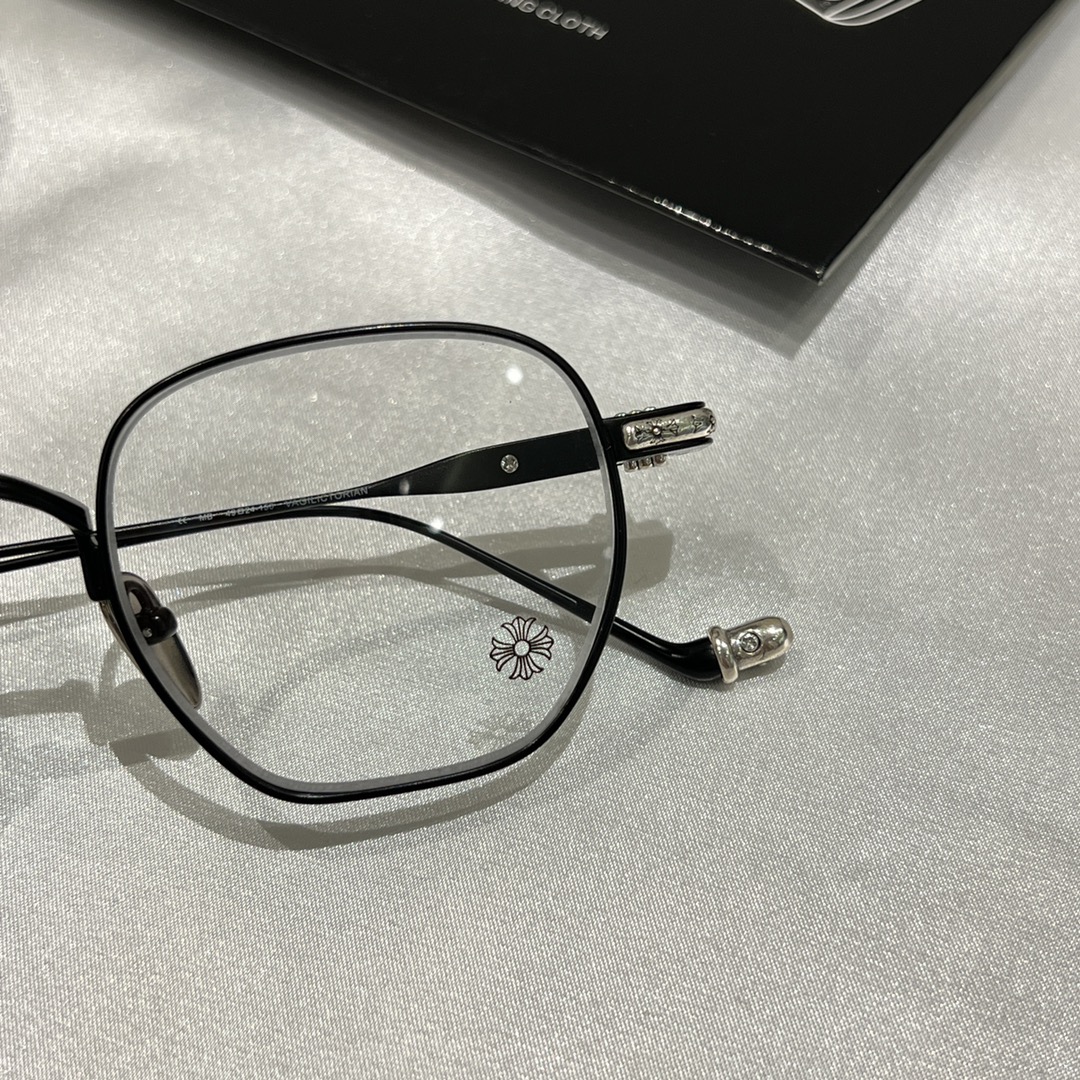 Chrome Hearts New Spring-Loaded Eyeglasses Purchased for 13,000 RMB at MixC Mall, Shenzhen. Nearly 5 months of R&D. Black and silver color scheme. Chrome Hearts' new spring-loaded eyeglass frame. The brand's first time using an embedded spring hinge,