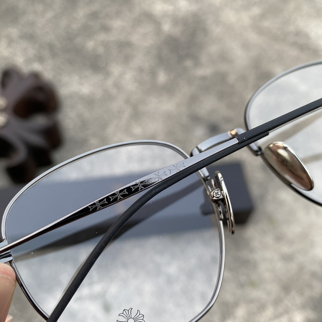 CH Ultralight Pure Titanium Cross-Shaped Glasses (Pure Black)A super popular pair, identical to the original, with high-quality craftsmanship. Every detail is meticulously crafted, featuring exclusive hand-engraved lettering. Only a few hundred yua