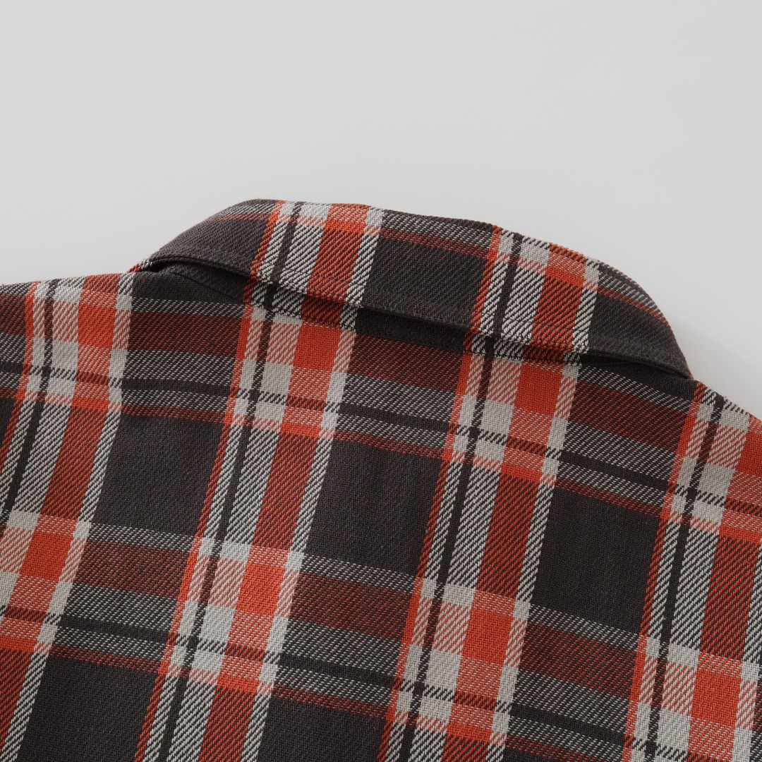 CH's new yellow-orange flannel plaid shirt is now available in all sizes. Made with 11-count double-ply 240g (260g after washing) cotton blend flannel, featuring a brushed front, laser infrared positioning, hand-cutting, and precise alignment. Includ
