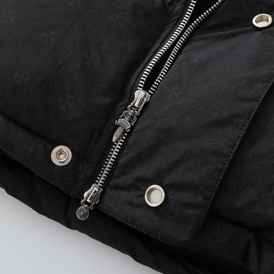 CH's new subtle jacquard down jacket. All sizes are now available. The fabric features a subtle jacquard pattern, making it waterproof, stain-resistant, and breathable. It's filled with 90% standard white duck down. Custom 925 silver buttons, zippers