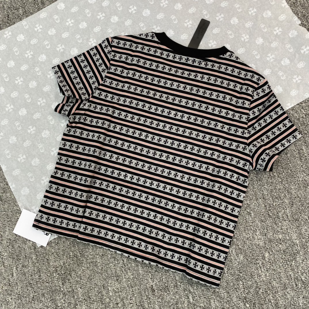 Chrome Hearts 23FW Latest Striped Jacquard Sword Embroidered Short-Sleeve T-Shirt. Original custom-woven and dyed fabric, with extremely high-quality ribbed dyeing. The sword logo is prominently embroidered with thousands of stitches. Genuine leather
