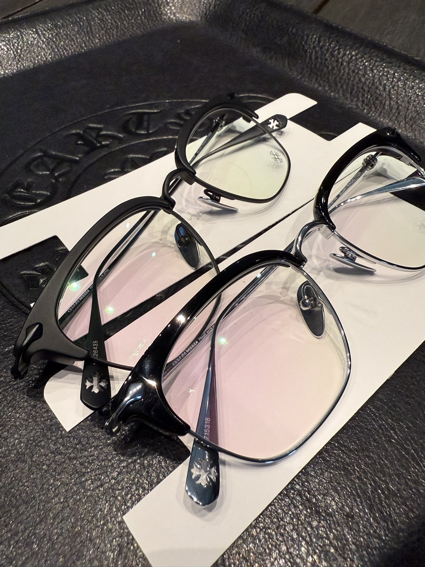 Matte Black, Xue Zhiqian's Style GlassesAuthentic frames costing over 10,000 RMB are directly disassembled and developed from scratch; agent prices have been comprehensively reduced.Classics never go out of style. The Sluntradiction frames, which