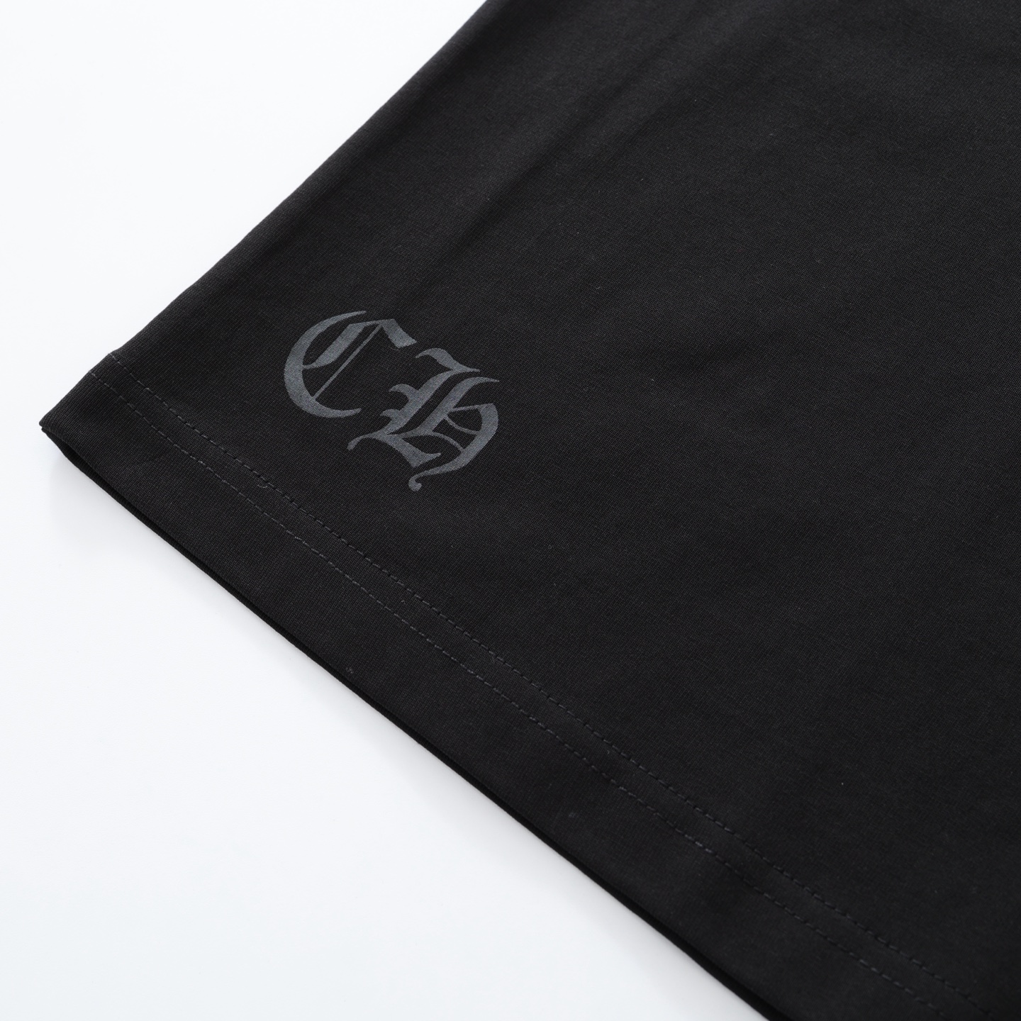 CH's new city-limited short-sleeved T-shirt. Two colors and all sizes are now available. The fabric is 26-knit 200g 100% cotton. Garment washed finish. Printed using ink printing. Custom accessories. Produced by a major factory, showcasing exceptiona
