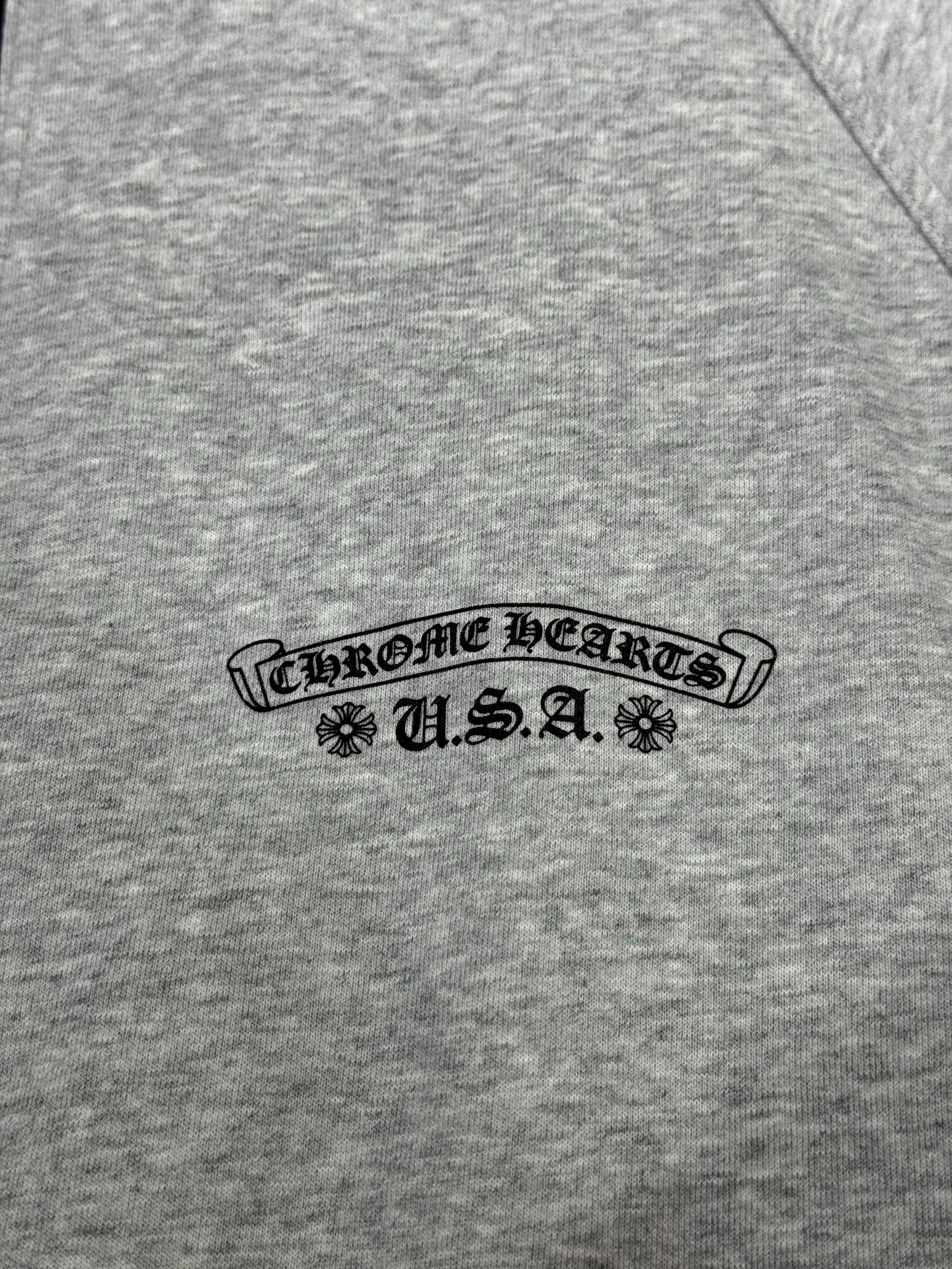 CH New Reversible Hooded Cotton JacketBoth sides are wearable, extremely cost-effectiveOne jacket is enough for winter (one layer of gray knit lining, two layers of inner fabric, one layer of down cotton)Sizes: S, M, L