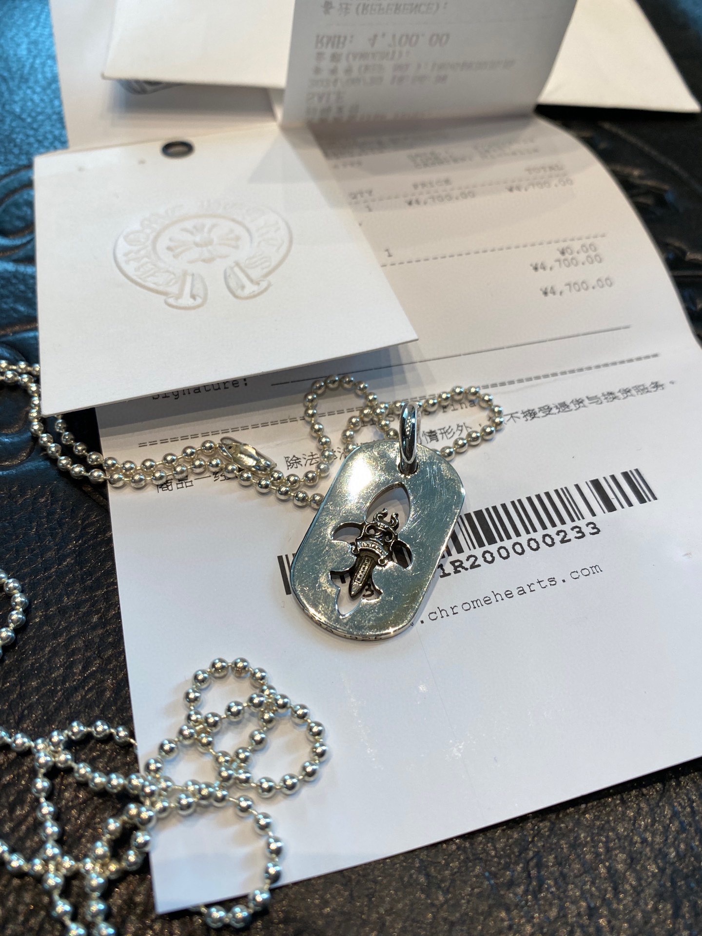 The salesperson said this is the only one of its kind in China.I bought a military-themed sword and dog tag pendant from Chrome Hearts in Hangzhou for less than 5,000 yuan, and it even came with a free beaded chain.Back at the factory, they conju