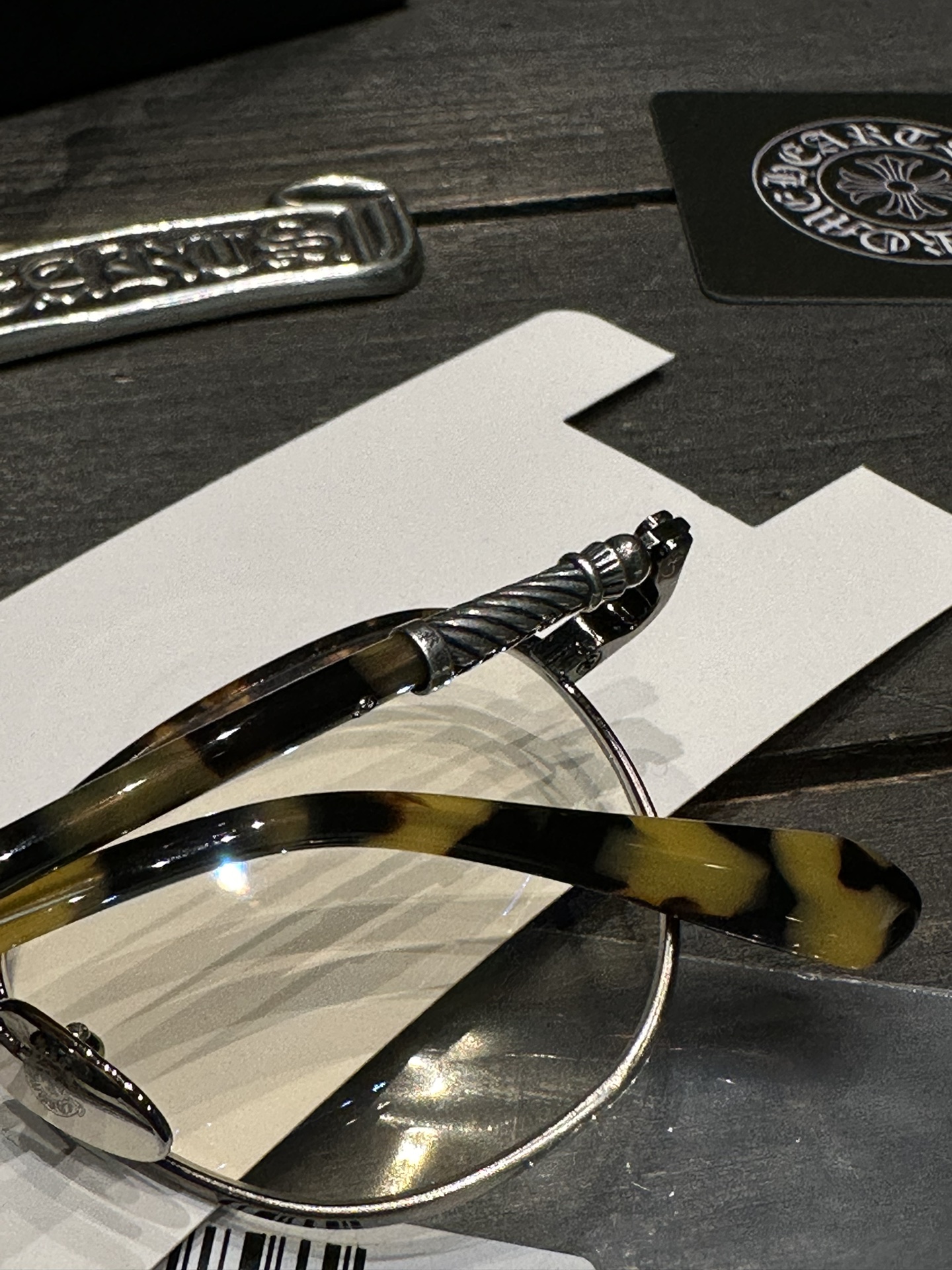 Chrome Hearts GAG EyeglassesExclusive silver version GAG eyeglasses, perfectly replicating details.We previously made a batch of silver version glasses, and recently some customers have been requesting them again.So we're making another batch!