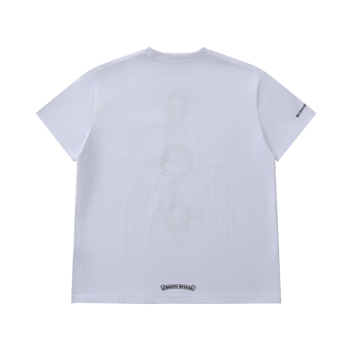 CH's new short-sleeved T-shirt with a subtle three-element pattern on the back. Available in two colors and all sizes. Made of 230g 26-knit cotton with a garment-wash finish. The print uses an ink-printing process. Custom-made accessories. Produced b