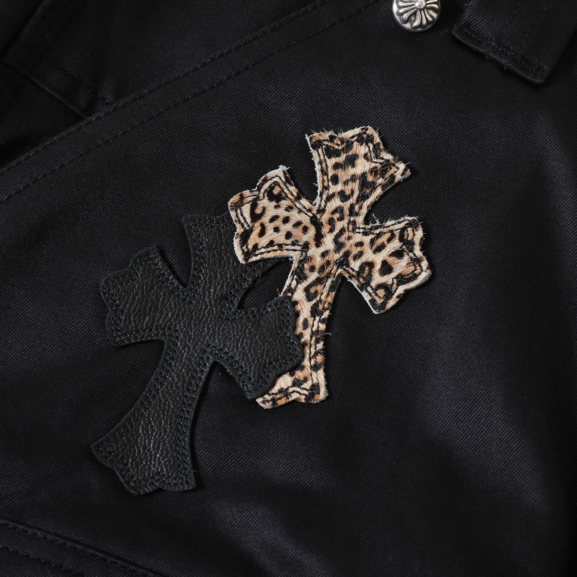 CH Black Leather Leopard Print Cargo Pants. Original version purchased for over 40,000 RMB. Loose fit. Special fabric with special post-processing to achieve a color accuracy of 95% or higher. Exclusive silver-plated hardware. Those in the know under