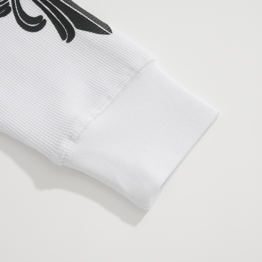 Chrome Hearts 2025 Spring/Summer Waffle Long-Sleeve T-ShirtA perfect blend of classic and innovative design, showcasing individuality with Chrome Hearts' iconic Sanskrit logo. Sizes S, M, L