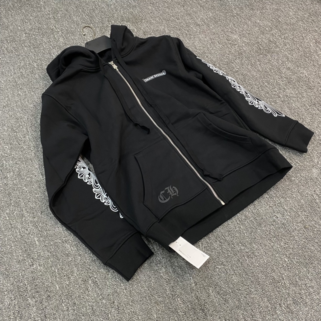 Chrome Hearts' latest purple sword and dagger zip-up hoodie. Made of 42-count 380g pure cotton, featuring a custom-made cross-shaped antique silver zipper pull and imported ink printing for a 3D effect. Perfectly customized!Sizes: M L XL XXL