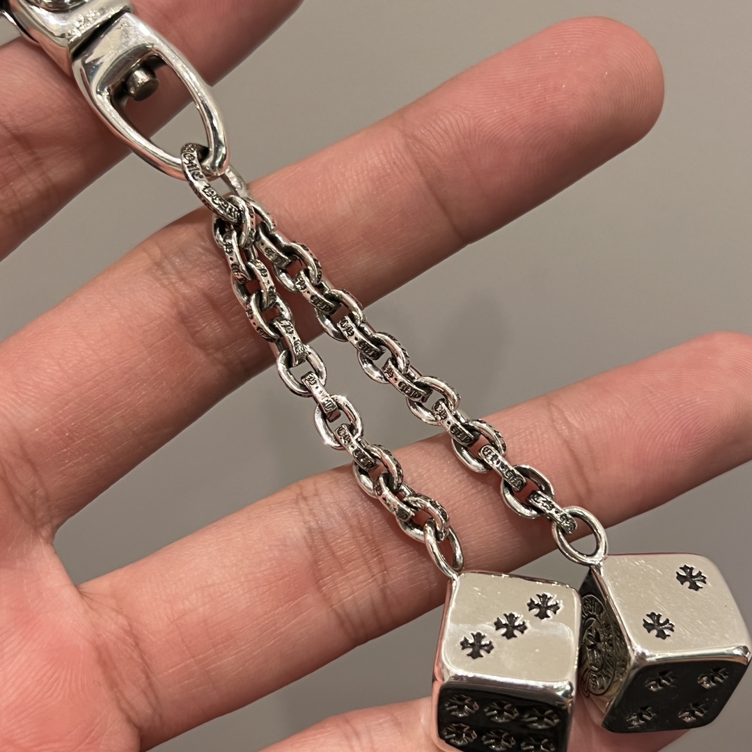 ✟𝐂𝐡𝐫𝐨𝐦𝐞𝐡𝐞𝐚𝐫𝐭✟Chrome Hearts New Dice KeychainWeight 70+ gramsPerfect for pairing with jeansAnd also great as a bag charm. Attention to detail.