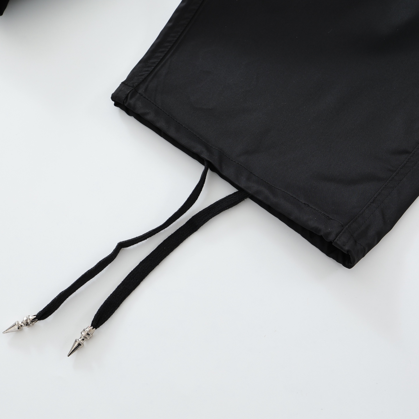 CH's new colorful patchwork paratrooper pants. Two colors and all sizes are now available. Made with a 200g synthetic fiber + cotton blend yarn, featuring a technically advanced three-proof fabric. The patchwork is made of imported lambskin leather,