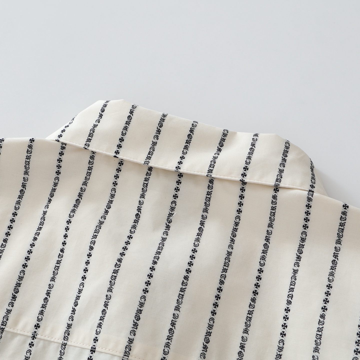 CH's new Sanskrit all-over print yarn-dyed shirt. Two colors and all sizes available. Original New York National Institute of Quality (purchased for 20,000). Custom-dyed yarn is made of 100-count double-ply yarn (minimum order 1000 meters). Crafted o