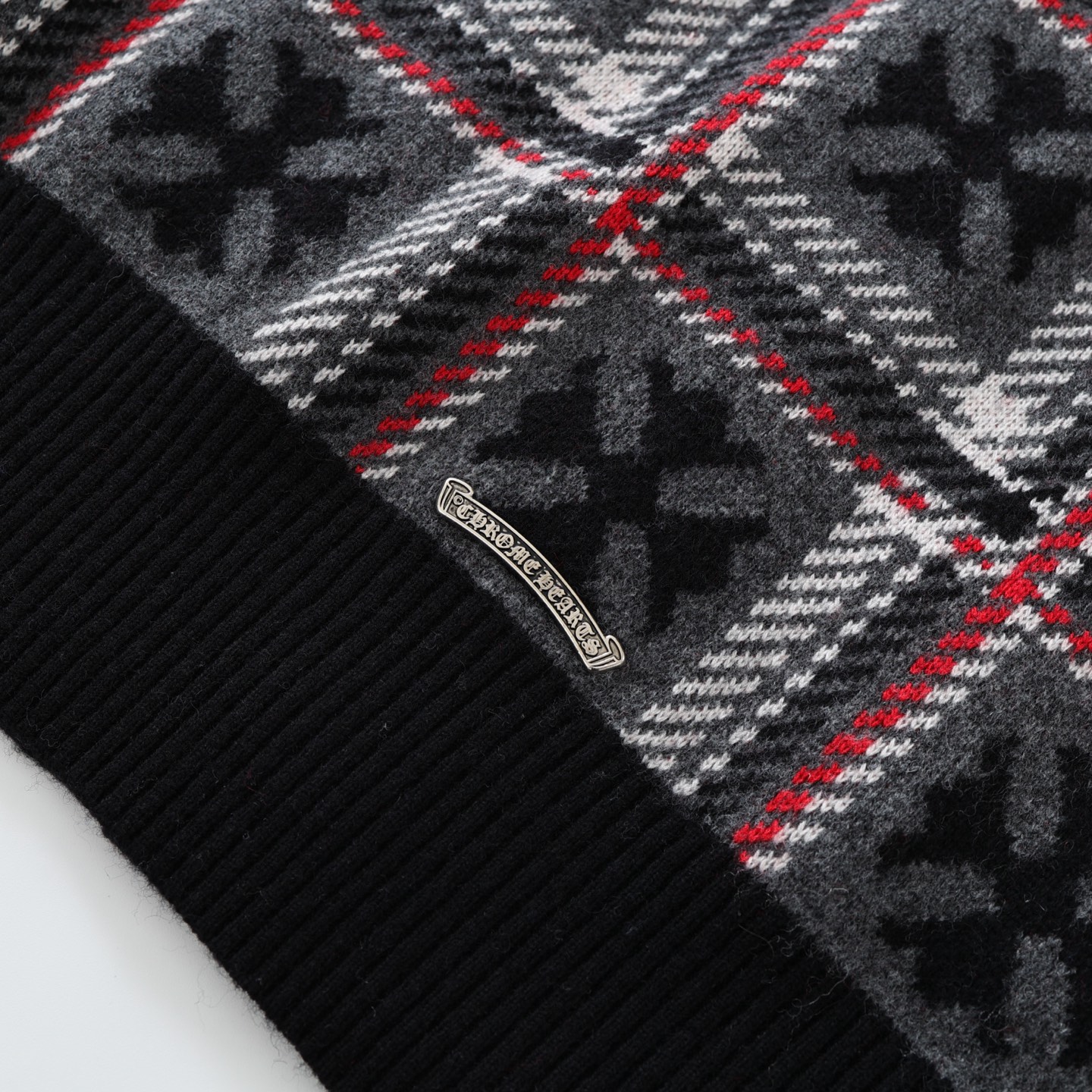 CH's new cross-knit cashmere cardigan. All sizes are now available. Original buttons purchased from the boutique for 23,300. Custom-spun yarn composition: 55% wool + 30% cashmere + 15% nylon blend. Custom genuine leather neck label. Custom-molded sil