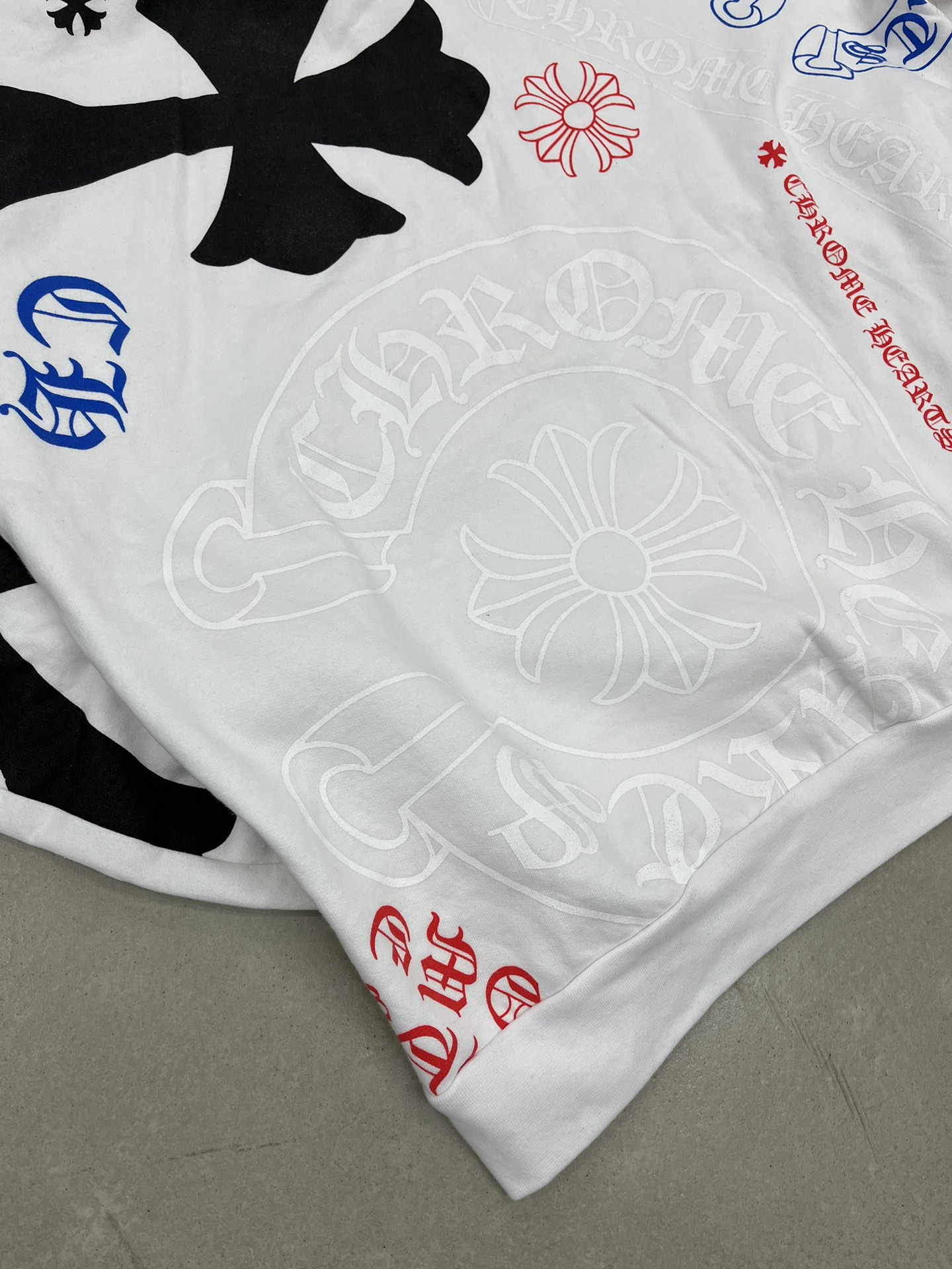 Chrome Hearts official website exclusive white hoodie. Purchased from Xianyu (a second-hand marketplace) for ¥8500 for research and development. All details are flawless compared to any other version. Officially priced at over ¥7000, but I couldn't g