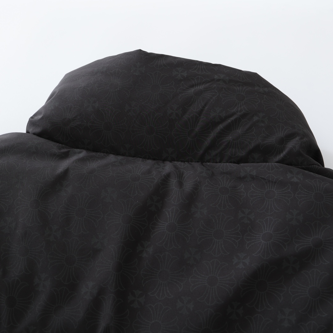 CH's new subtle jacquard down jacket. All sizes are now available. The fabric features a subtle jacquard pattern, making it waterproof, stain-resistant, and breathable. It's filled with 90% standard white duck down. Custom 925 silver buttons, zippers