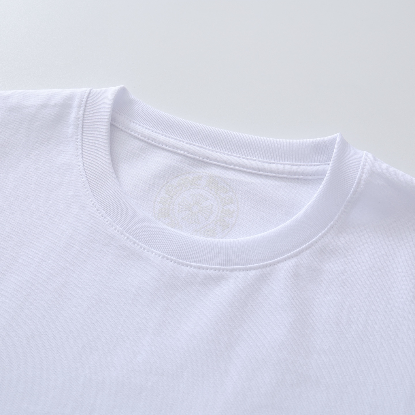 CH's new city-limited short-sleeved T-shirt. Two colors and all sizes are now available. The fabric is 26-knit 200g 100% cotton. Garment washed finish. Printed using ink printing. Custom accessories. Produced by a major factory, showcasing exceptiona