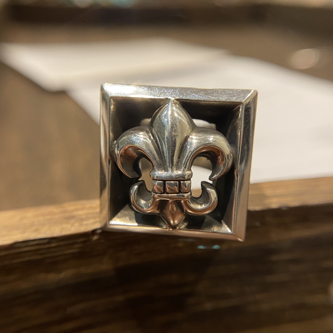 Chrome HeartsTop-Quality Domestic Version: Hollowed-Out Scout Flower RingAuthentic Design, High-Quality Antique and Engraving, Oxidized TextureYears of Refinement, No Further Modification Needed. Original Camera Photos. This hollowed-out cross
