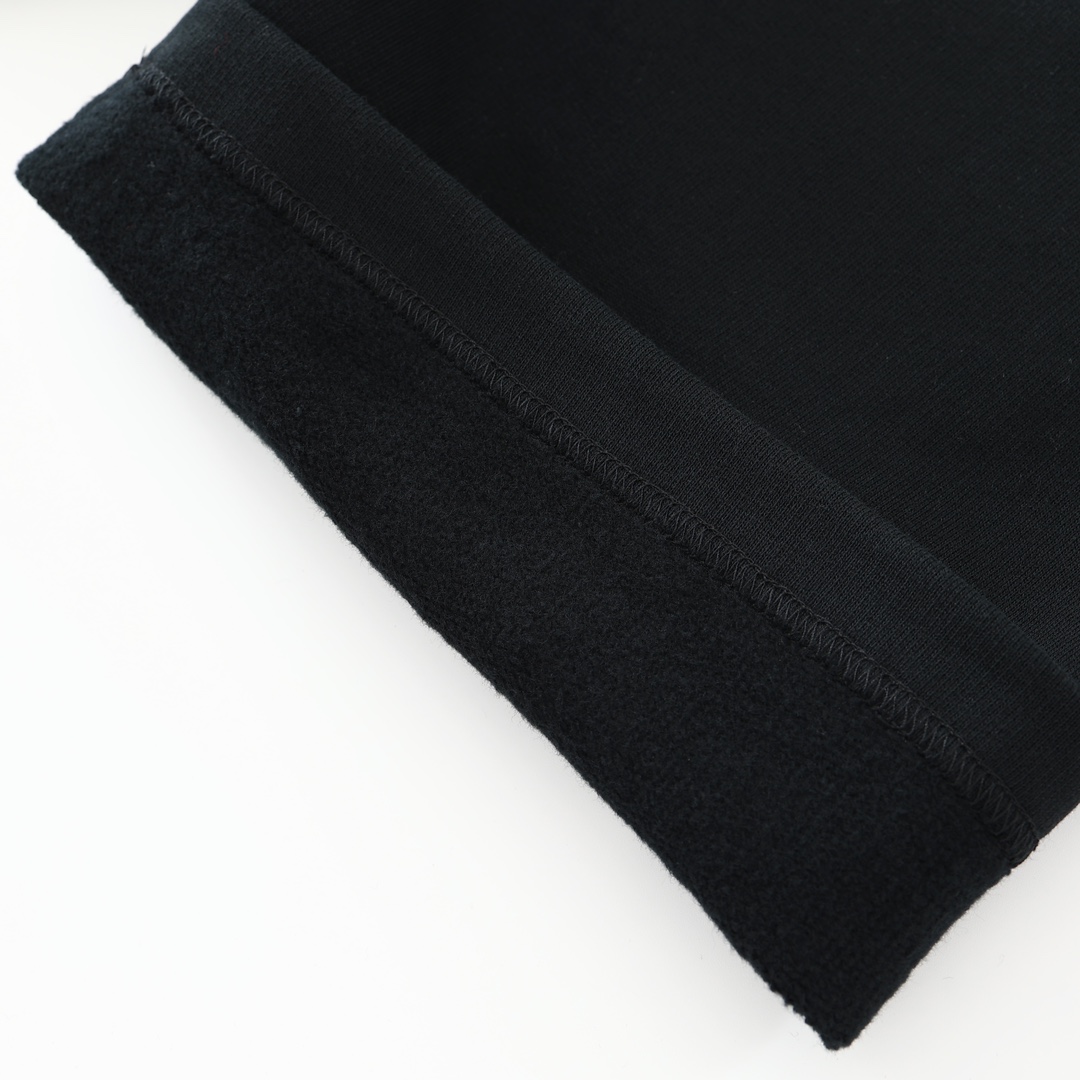 CH's new embroidered shorts. All sizes are now available. Original Hong Kong import, purchased for 8700. Made of 330g pure cotton, soft and comfortable to the touch. Features garment-washed finish, imported TAJIMA machine-positioned embroidery, custo