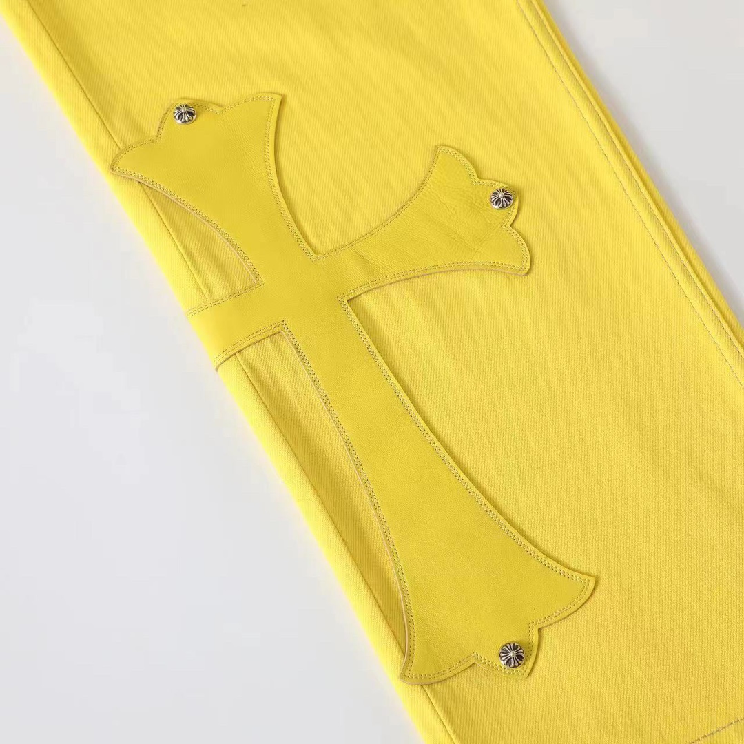 New York exclusive yellow denim, sold out instantly upon release, demand far exceeds supply. The fabric is the same as the original 501 line, using imported materials and special dyeing to prevent color fading. It's incredibly soft to the touch! The