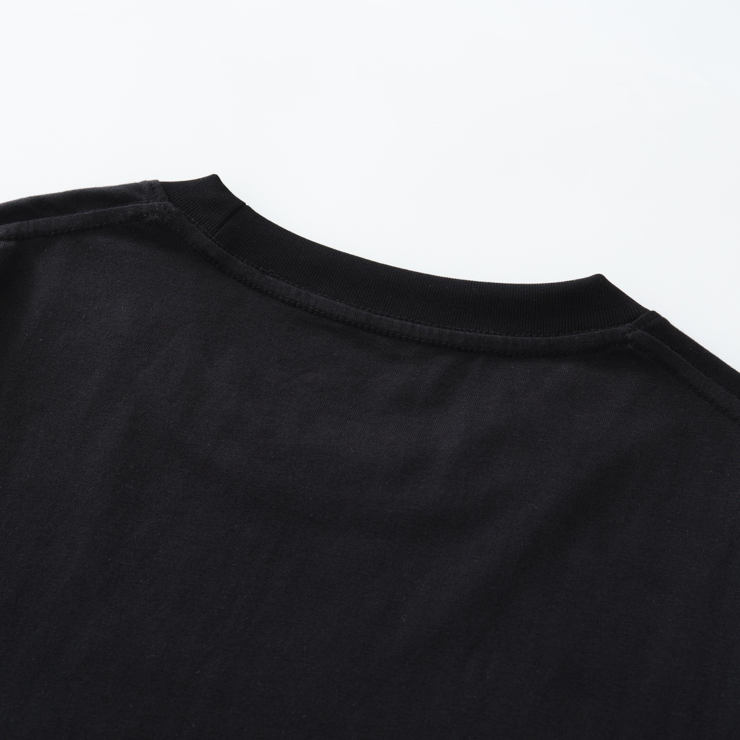 CH's new Sanskrit print long-sleeved shirt with collar. Available in three colors and all sizes. Original Hong Kong import, purchased for 8399. Made of 220g 100% cotton. The print uses a foaming process. Custom accessories. High-quality workmanship f