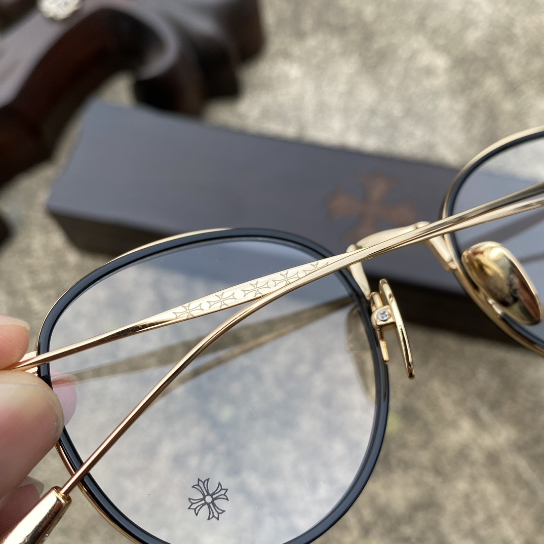 CH Black-rimmed Gold-plated Cross-Patterned GlassesA super popular pair, identical to the original, with high-quality nose pads and meticulous attention to detail. Exclusive hand-engraved lettering. Only a few hundred yuan!Glasses are personal it