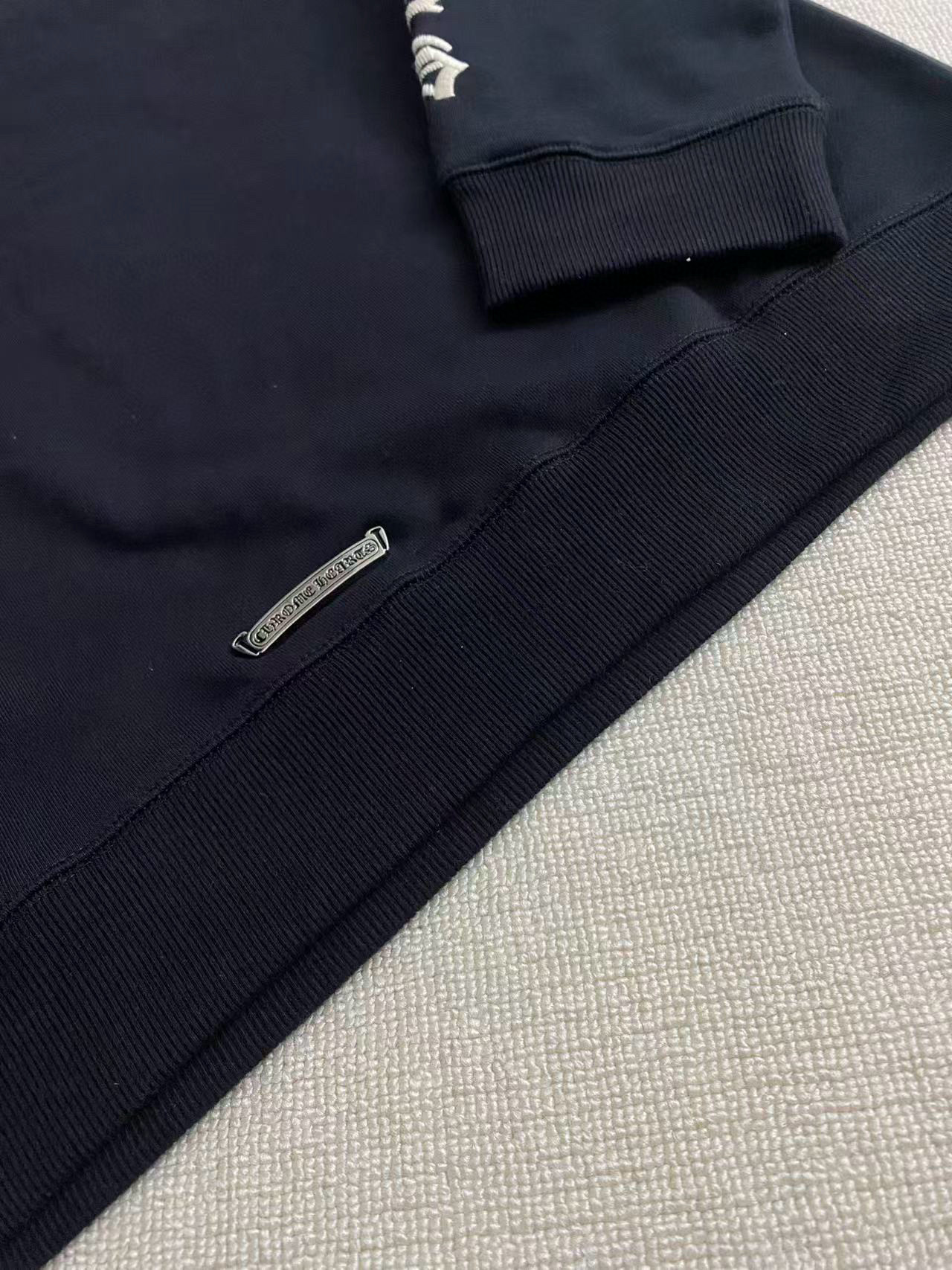 Chrome Hearts 25ss Half-Zip Collar SweatshirtFabric: 420g fleeceLocated with top-grain calfskin leather over the collar labelSizes: S, M, L