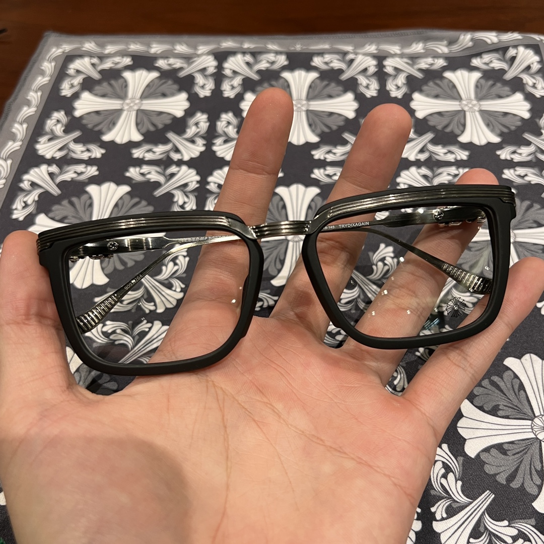 ✟𝐂𝐡𝐫𝐨𝐦𝐞𝐡𝐞𝐚𝐫𝐭✟Black and silver color scheme, black-rimmed sword and dagger-shaped glassesExtremely comfortable to wear 😌Accessories: 925 sterling silver. This is another pair of top-quality 925 sterling silver glasses. It will definitely exceed yo