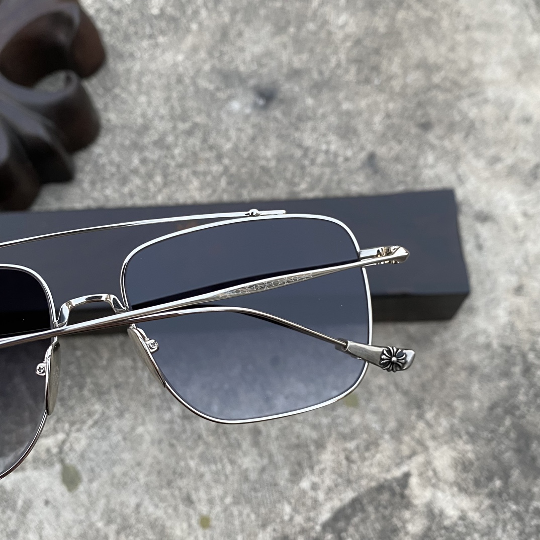CH Aviator Sunglasses (Dark Blue)A super popular pair, identical to the original, with high-quality nose pads and meticulous attention to detail. Exclusive hand-engraved lettering. Only a few hundred yuan!Eyeglasses are personal items; we do not