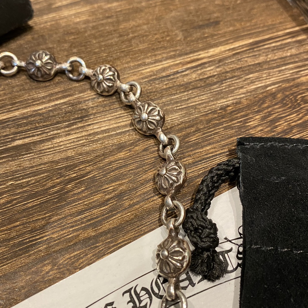Chrome HeartsCross-patterned ball bag chain, vintage qualityAuthentic steel mold used for making bag chains and trouser chains, both highly stylish. Looks incredibly cool paired with jeans. Retail price 20,000+ RMB, no difference whatsoever. Oxidat