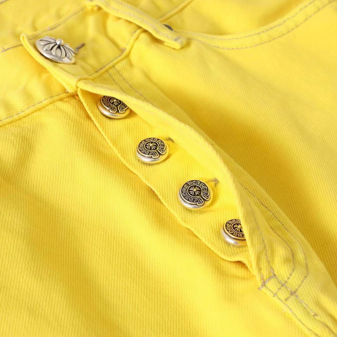 New York exclusive yellow denim, sold out instantly upon release, demand far exceeds supply. The fabric is the same as the original 501 line, using imported materials and special dyeing to prevent color fading. It's incredibly soft to the touch! The