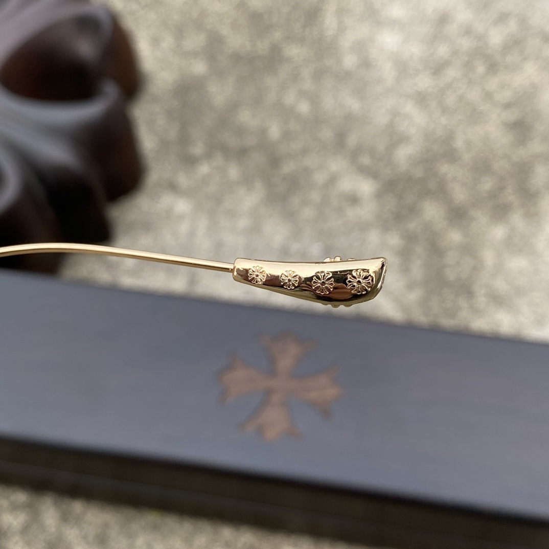 CH Black-rimmed Gold-plated Cross-Patterned GlassesA super popular pair, identical to the original, with high-quality nose pads and meticulous attention to detail. Exclusive hand-engraved lettering. Only a few hundred yuan!Glasses are personal it