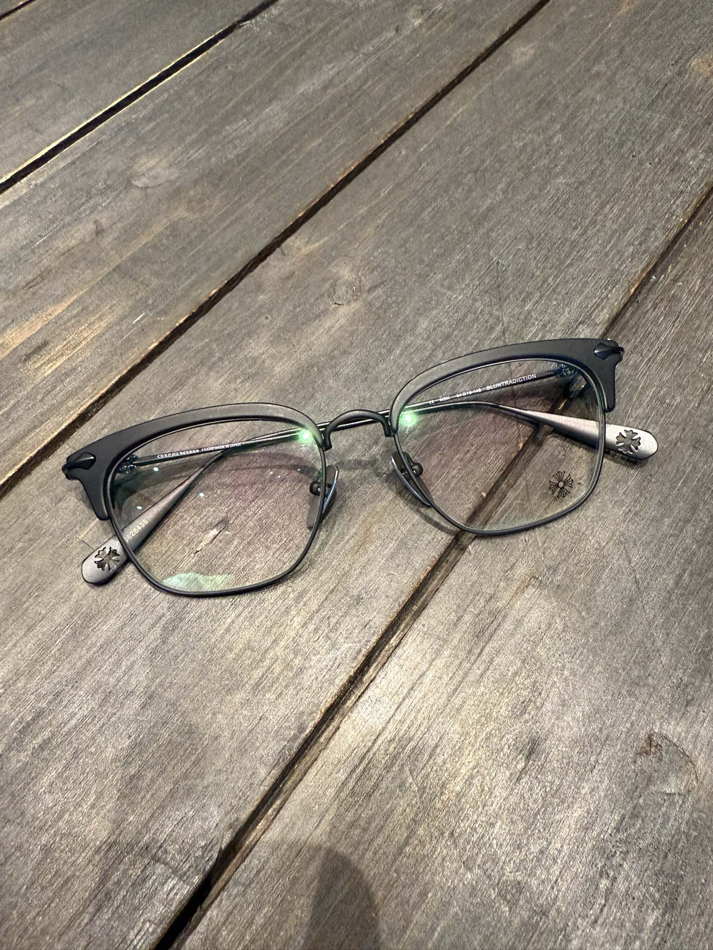 Matte Black, Xue Zhiqian's Style GlassesAuthentic frames costing over 10,000 RMB are directly disassembled and developed from scratch; agent prices have been comprehensively reduced.Classics never go out of style. The Sluntradiction frames, which