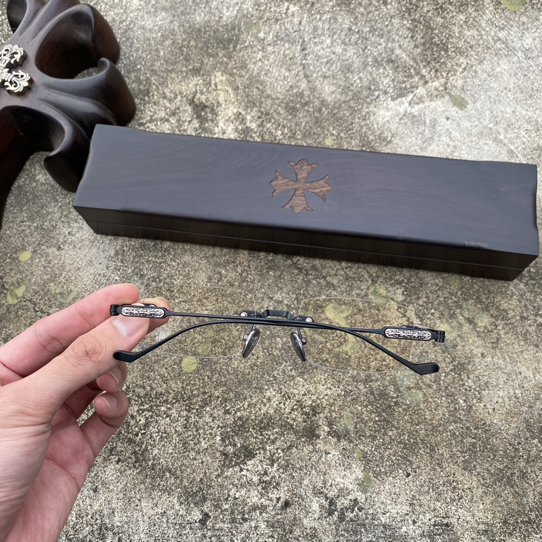CH Frameless Cross-Patterned Matte Black GlassesA super popular pair, identical to the original, with high-quality nose pads and meticulous attention to detail. Exclusive hand-engraved lettering. Only a few hundred yuan!Glasses are personal items