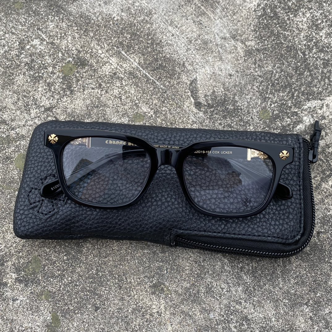 Chrome Hearts Gold Cross Black Frame Diamond-Studded GlassesExtremely comfortable to wear. This is another top-quality pair of glasses. The cross logo is printed on both sides of the frame, understated yet detailed. Suitable for both men and women.