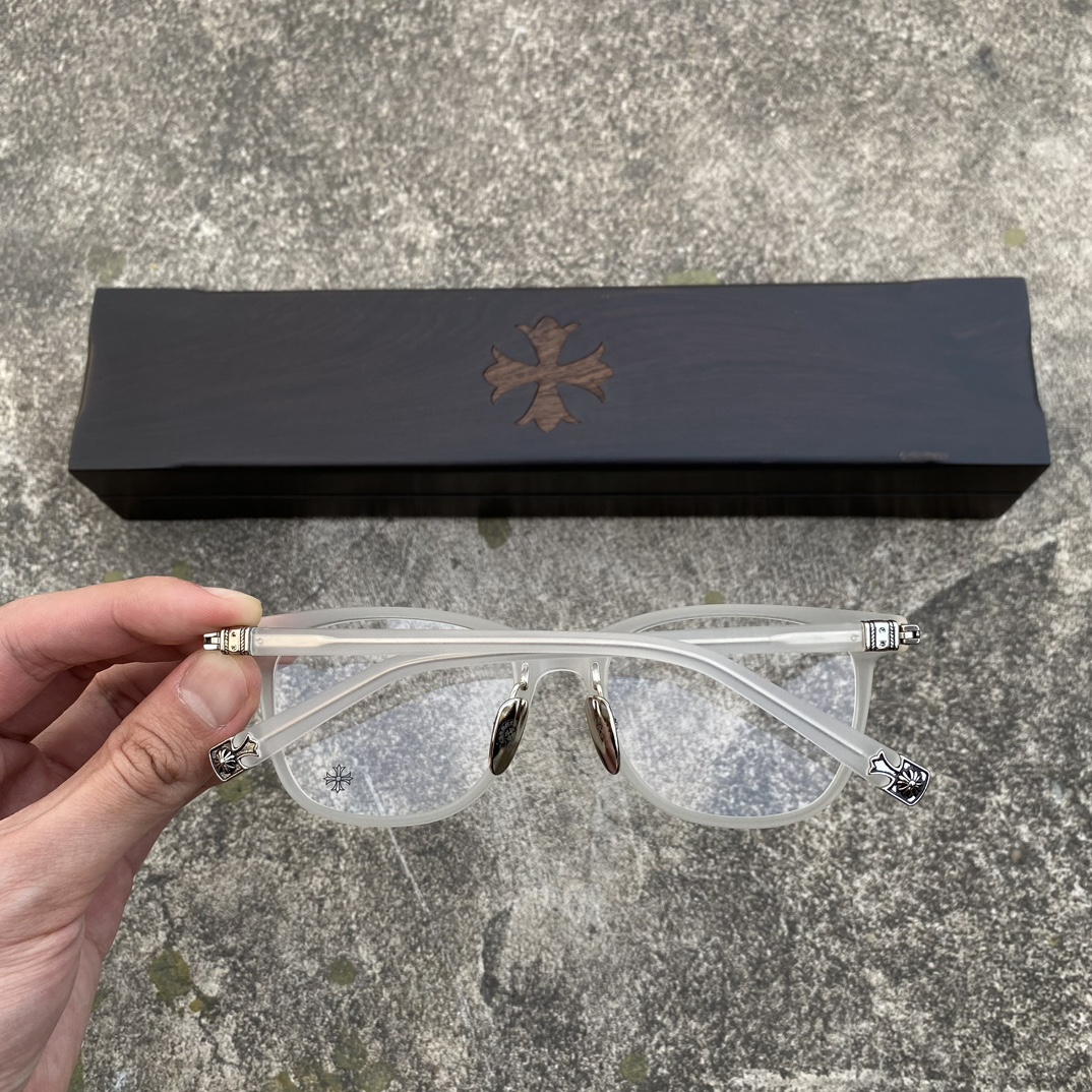 CH Semi-transparent Cross-Pattern GlassesA super popular pair, identical to the original, with high-quality nose pads and meticulous attention to detail. Exclusive hand-engraved lettering. Only a few hundred yuan!Glasses are personal items; we do