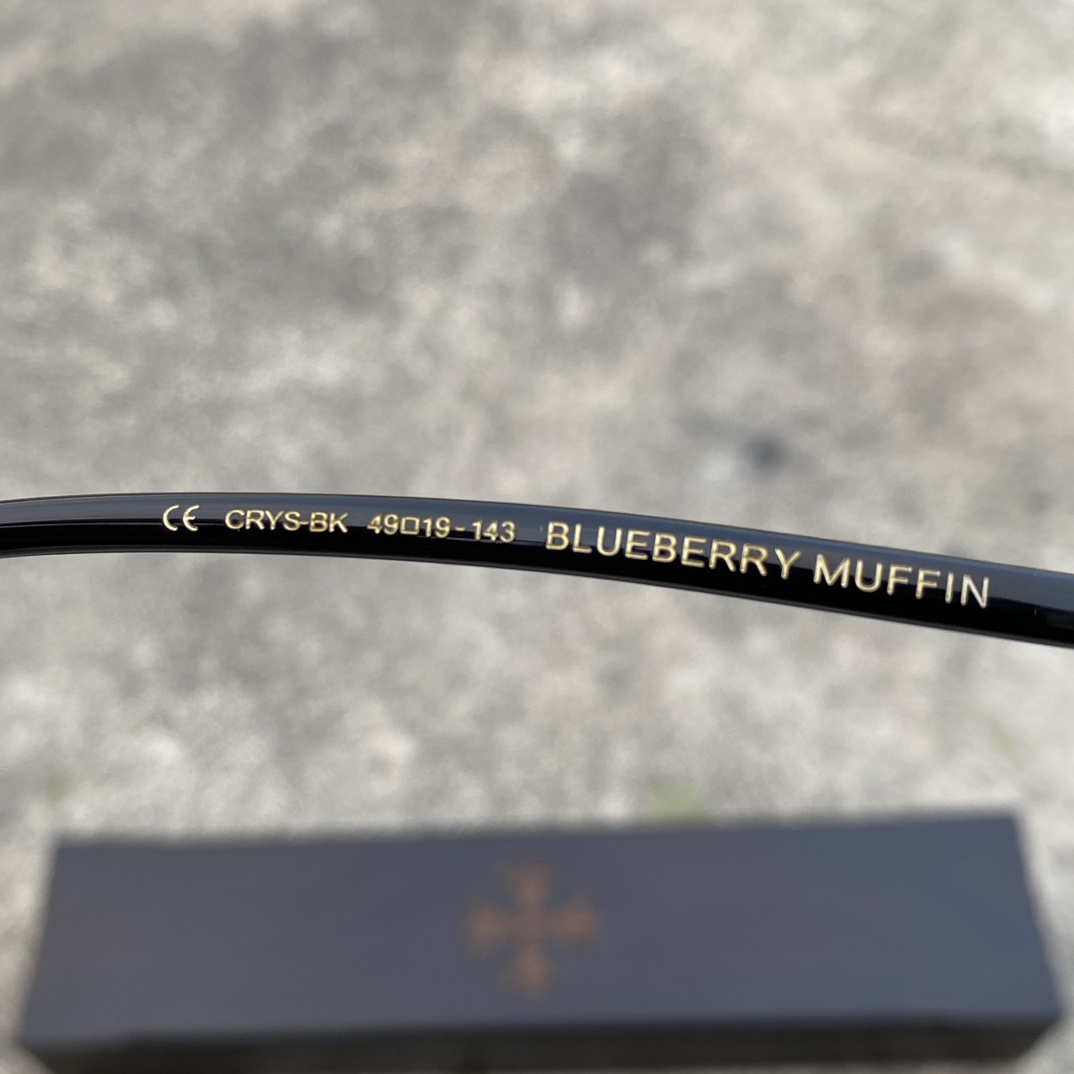 CH Transparent Gold Cross Flower GlassesA super popular pair, identical to the original, with high-quality nose pads and meticulous attention to detail. Exclusive hand-engraved lettering. Only a few hundred yuan!Glasses are personal items; we do