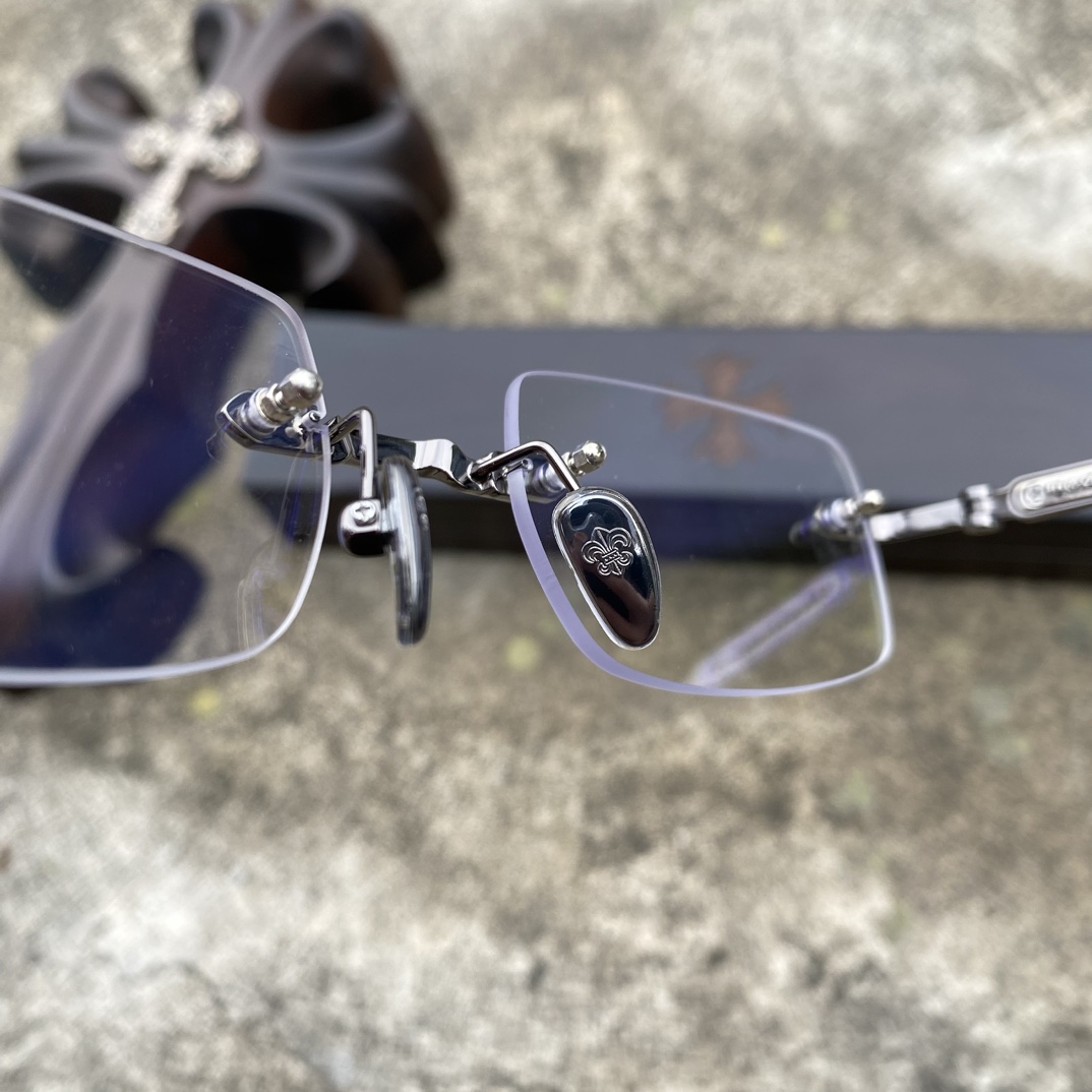 CH Frameless Cross-Patterned Gunmetal GlassesA super popular model, identical to the original, with high-quality nose pads and a mixed-media finish. Every detail is meticulously crafted, featuring exclusive hand-engraved lettering. Only a few hundr