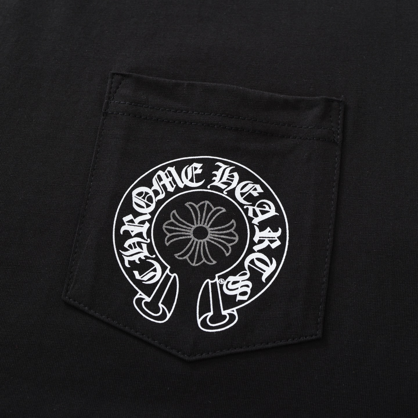 CH's new 20th Anniversary Vegas Limited Edition Short-Sleeve T-Shirt. All sizes are now available. Made of 200g 26kJ 100% cotton with a garment-wash finish. The print uses a combination of ink printing and gloss lamination. Custom-made accessories. P