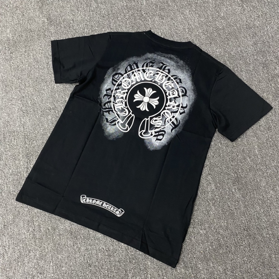 Chrome Hearts Phantom Horseshoe Floral Short-Sleeve T-ShirtFurniture: Custom-woven and dyed 40% count 220g pure cotton, single-sided reactive dyeingBulk stock received. Thermosetting ink printing, 1:1 replica. Unisex.Sizes: S, M, L, XL