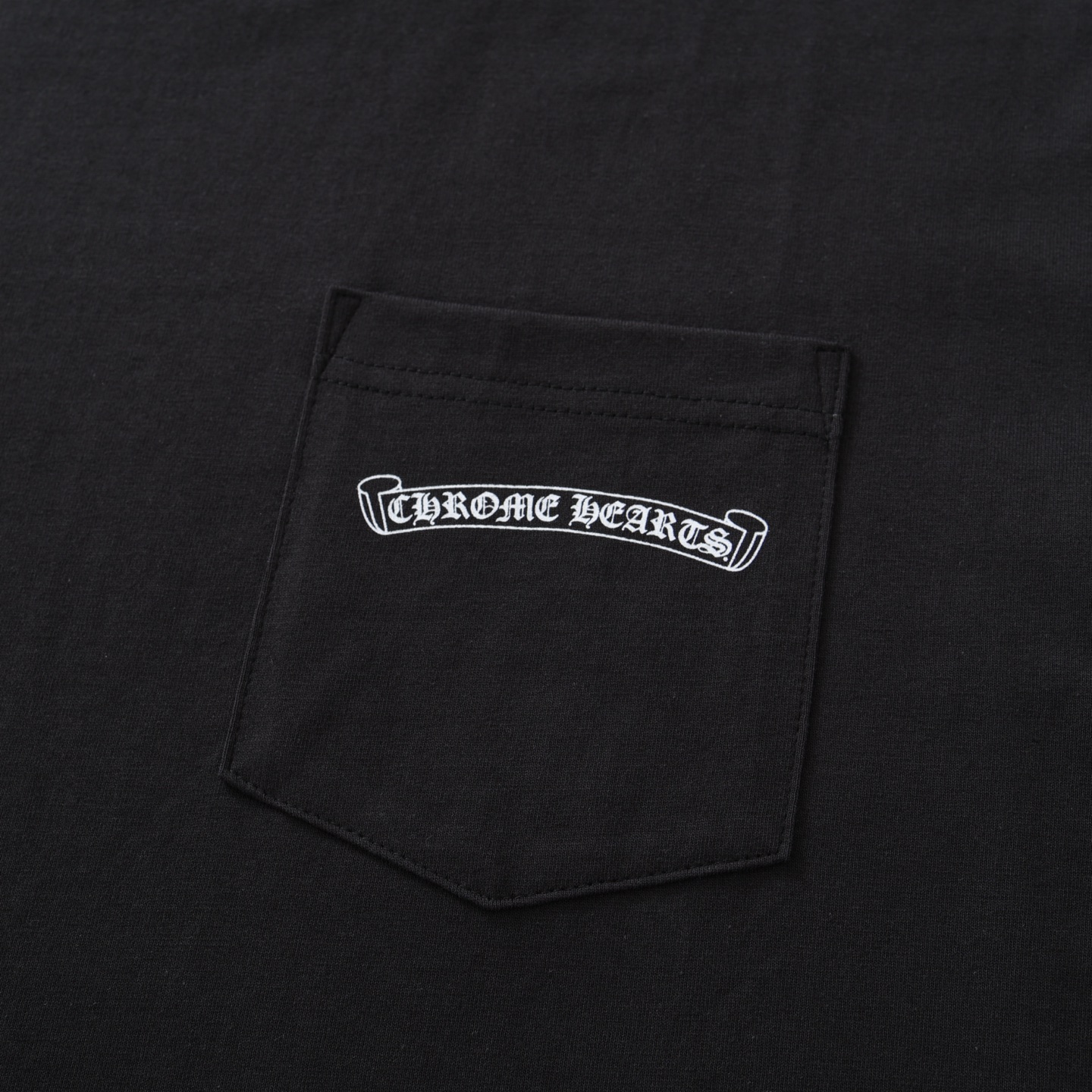 CH's new Phantom Cross Short-Sleeve T-Shirt. Available in two colors and all sizes. Made of 230g 26-knit cotton with a garment-wash finish. The print uses an ink-printing process. Custom-made accessories. High-quality craftsmanship from a reputable m