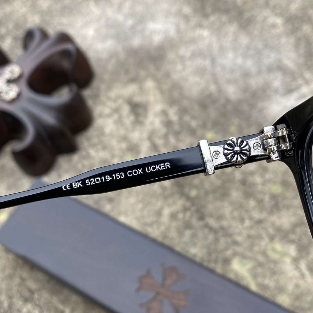 CH Diamond-Studded Cross-Frame Black GlassesA super popular pair, identical to the original, with high-quality nose pads and meticulous attention to detail. Exclusive hand-engraved lettering. Only a few hundred yuan!Glasses are personal items; we