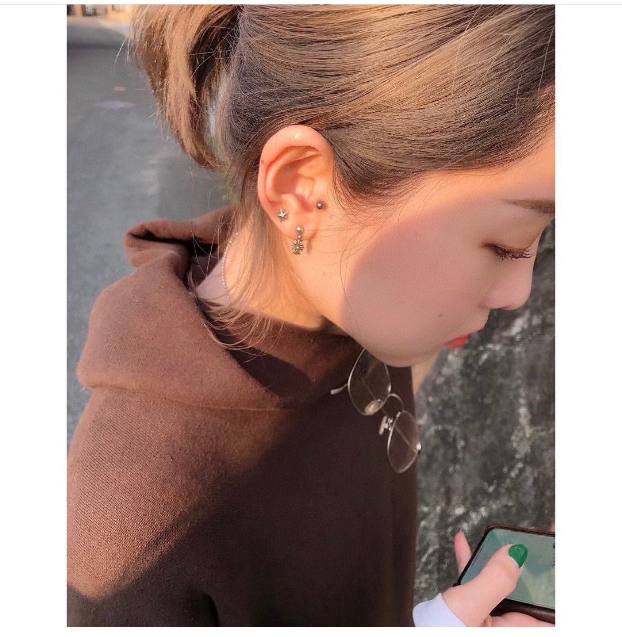 Chrome HeartsTiny E Cross Flower EarringsAuthentic replica, genuine antique engraving, anodized textureLooks beautiful on the ears, small and exquisite, worn by many celebrities