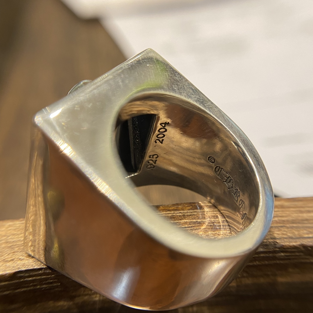 Chrome HeartsTop-Quality Domestic Version: Hollowed-Out Scout Flower RingAuthentic Design, High-Quality Antique and Engraving, Oxidized TextureYears of Refinement, No Further Modification Needed. Original Camera Photos. This hollowed-out cross