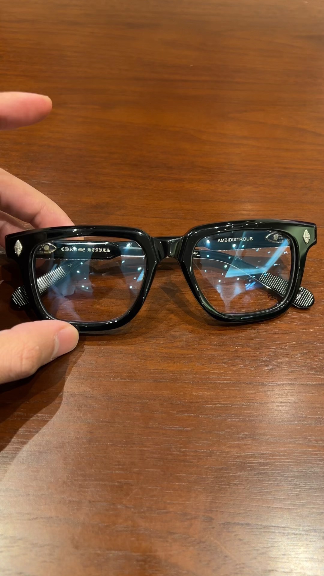 ⚠️ Soon to be discontinued! Half of the stock was already packed up by distributors, leaving only a few that will be completely extinct. The silver color is understated yet luxurious and high-end. The large black frame suits all face shapes. It featu